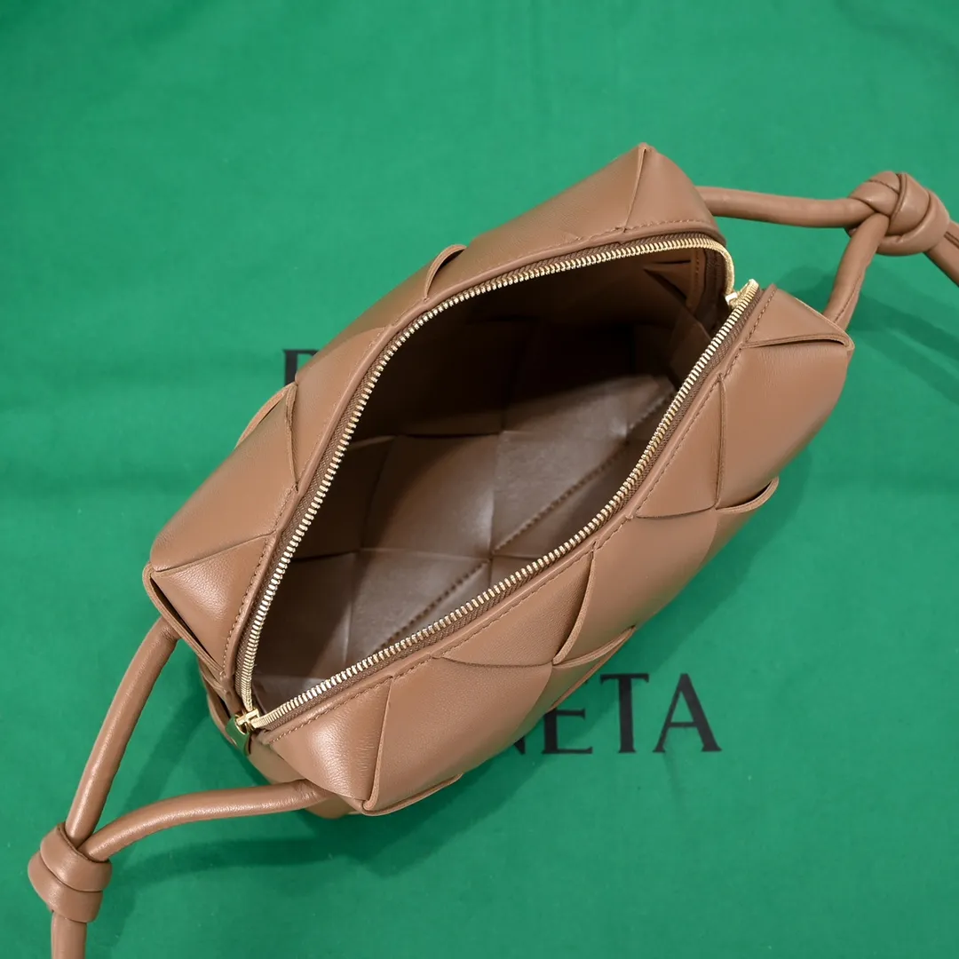 Batch 1360 #BV New Cassette camera bag📷Classic sheepskin woven material, matte texture, soft and delicate, high-end fashionable and unobtrusive. Clever handwork makes its structure very three-dimensional, so it also brings a large capacity, the bag body is very simple and attractive, giving everyone a fashionable and interesting visual experience. Zipper opening and closing, practical, lightweight when carried on the body, and the upper body has an American feel and is a bit playful and cute [Hey ha] Size: 22x14x10, Model: 6600#